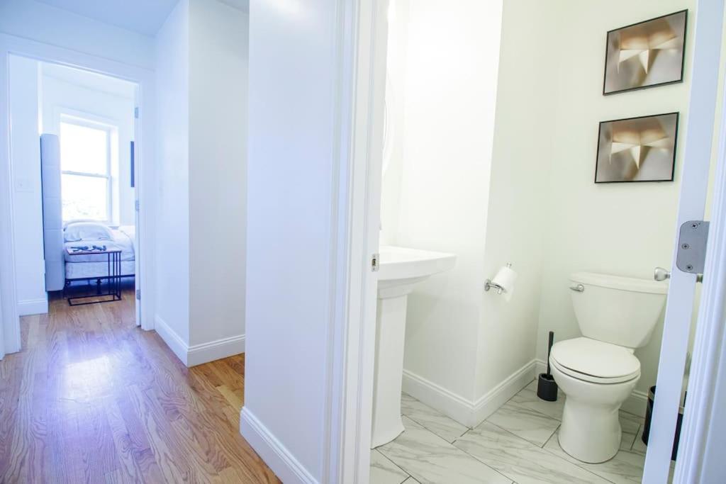Апартаменты 4Br 1,5Bh Sunny Apt In Roxbury Бостон Номер фото