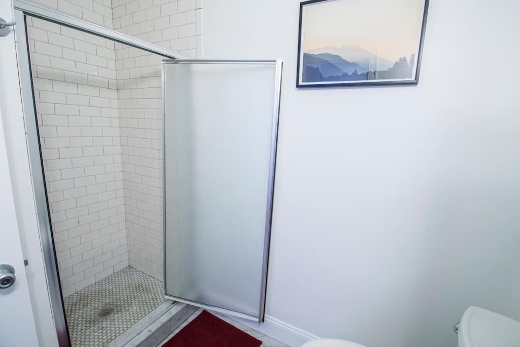 Апартаменты 4Br 1,5Bh Sunny Apt In Roxbury Бостон Номер фото