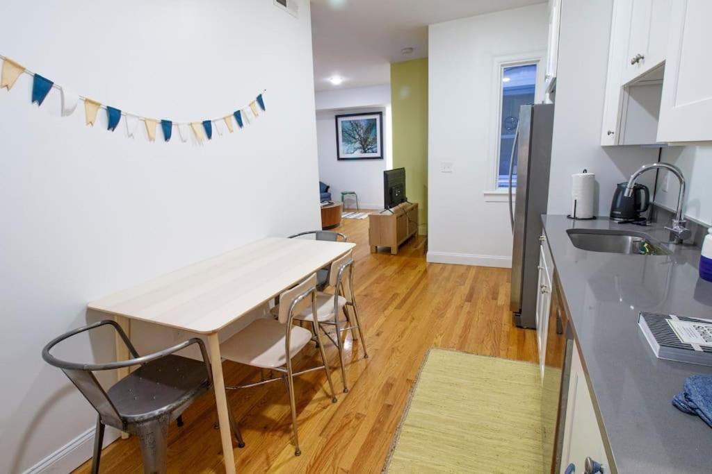 Апартаменты 4Br 1,5Bh Sunny Apt In Roxbury Бостон Номер фото