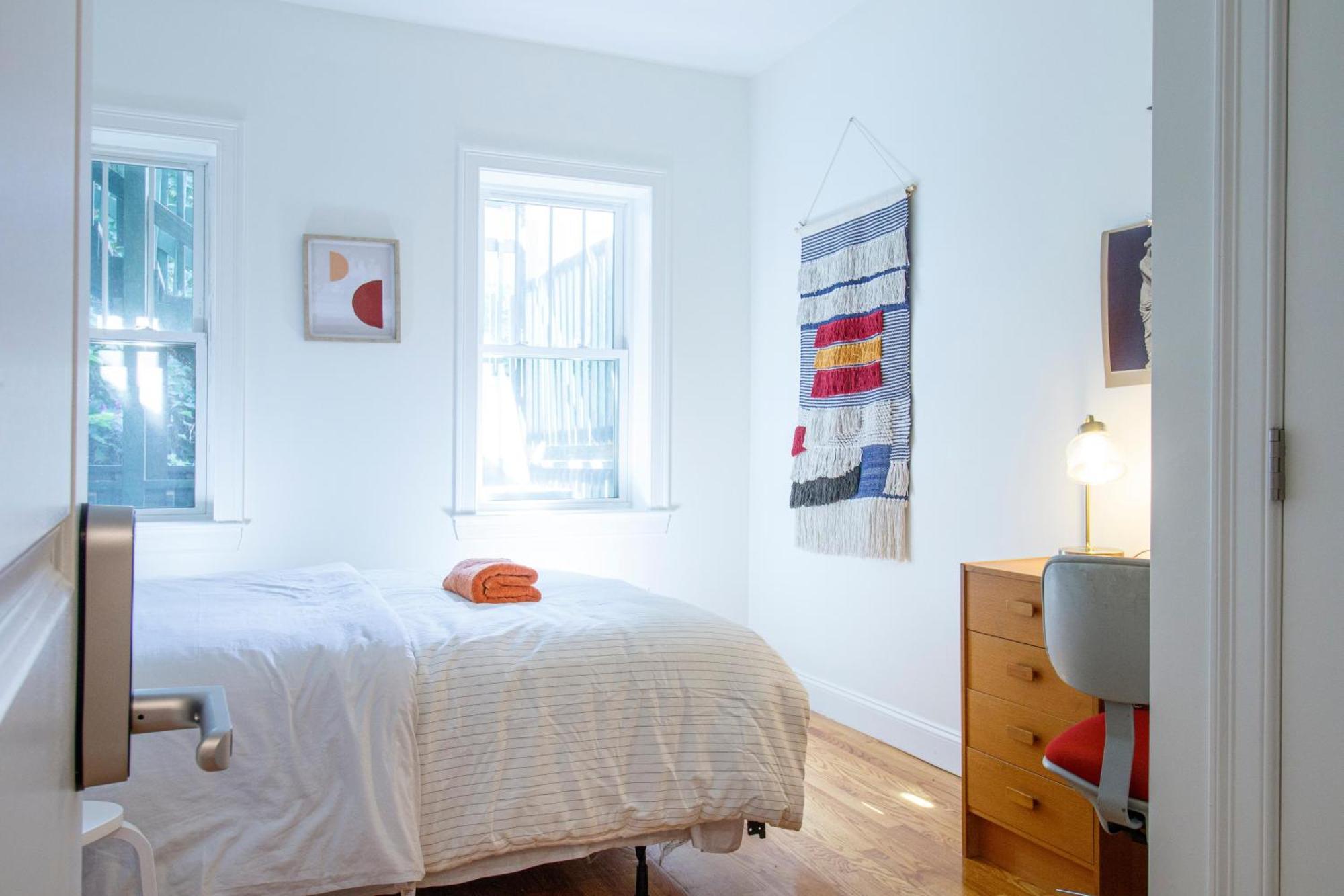 Апартаменты 4Br 1,5Bh Sunny Apt In Roxbury Бостон Номер фото